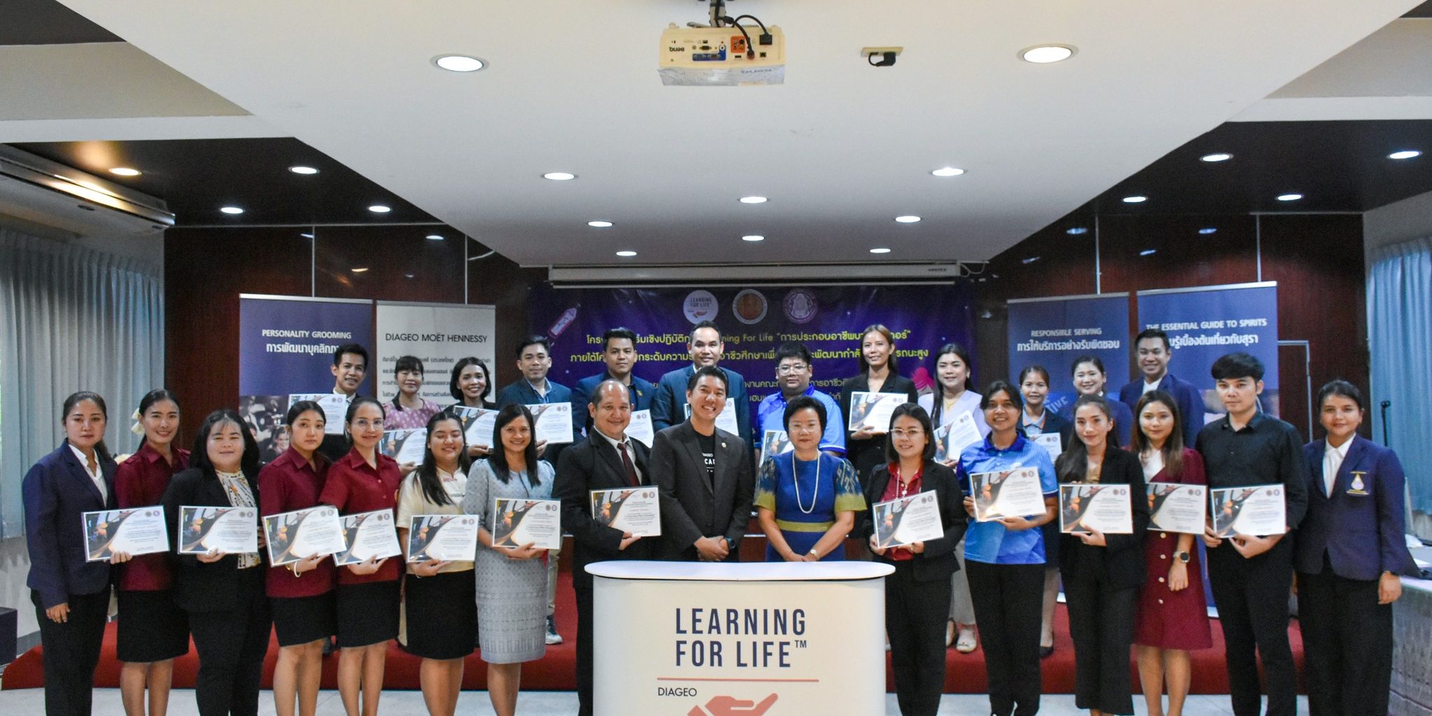 วิทยาลัยอาชีวศึกษาธนบุรี ได้จัดโครงการอบรมเชิงปฏิบัติการ Learning for Life “การประกอบอาชีพบาร์เทนเดอร์”