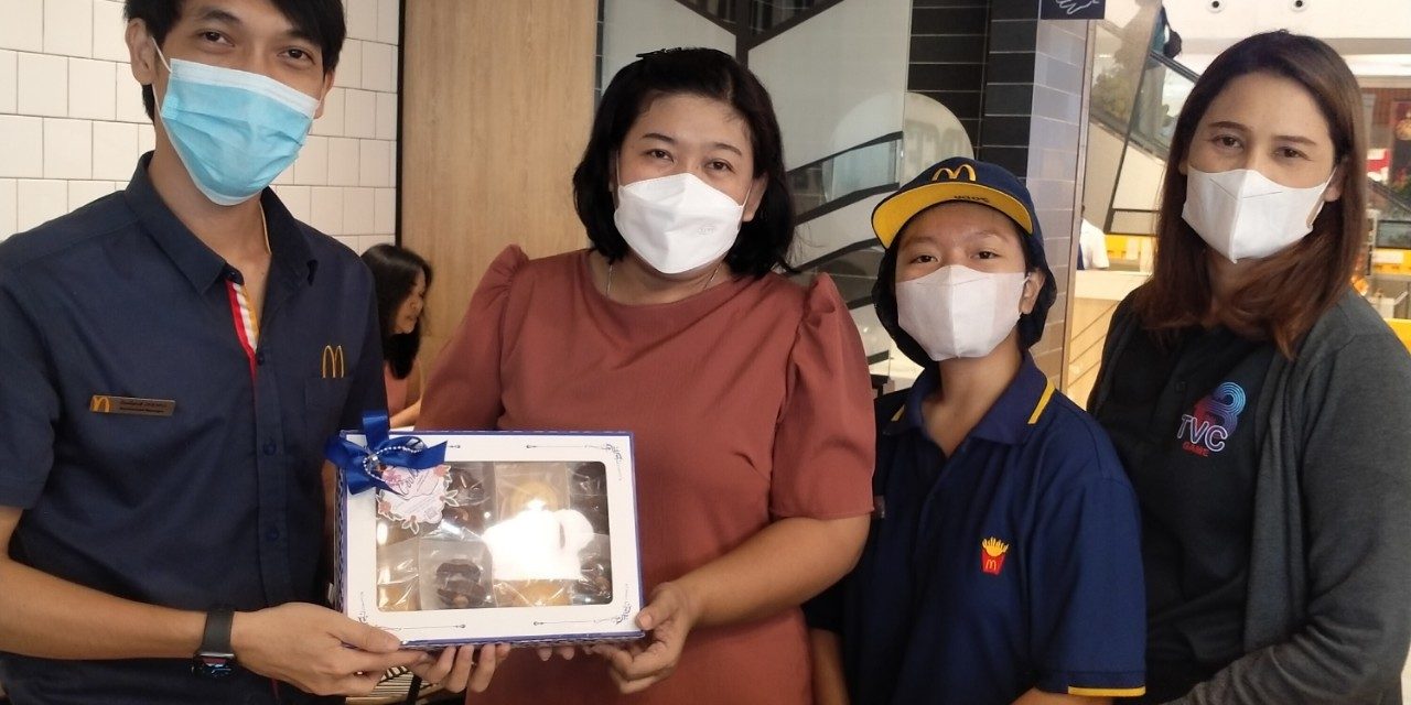 งานอาชีวศึกษาระบบทวิภาคี ร่วมกับ แผนกวิชาธุรกิจค้าปลีก ส่งมอบของขวัญเนื่องในโอกาสสวัสดีปีใหม่ พ.ศ. 2567 ให้กับสถานประกอบการ งานอาชีวศึกษาระบบทวิภาคี ร่วมกับ แผนกวิชาธุรกิจค้าปลีก ส่งมอบของขวัญเนื่องในโอกาสสวัสดีปีใหม่ พ.ศ. 2567 ให้กับสถานประกอบการ