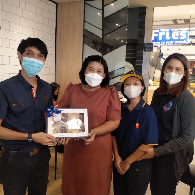 งานอาชีวศึกษาระบบทวิภาคี ร่วมกับ แผนกวิชาธุรกิจค้าปลีก ส่งมอบของขวัญเนื่องในโอกาสสวัสดีปีใหม่  พ.ศ. 2567 ให้กับสถานประกอบการ