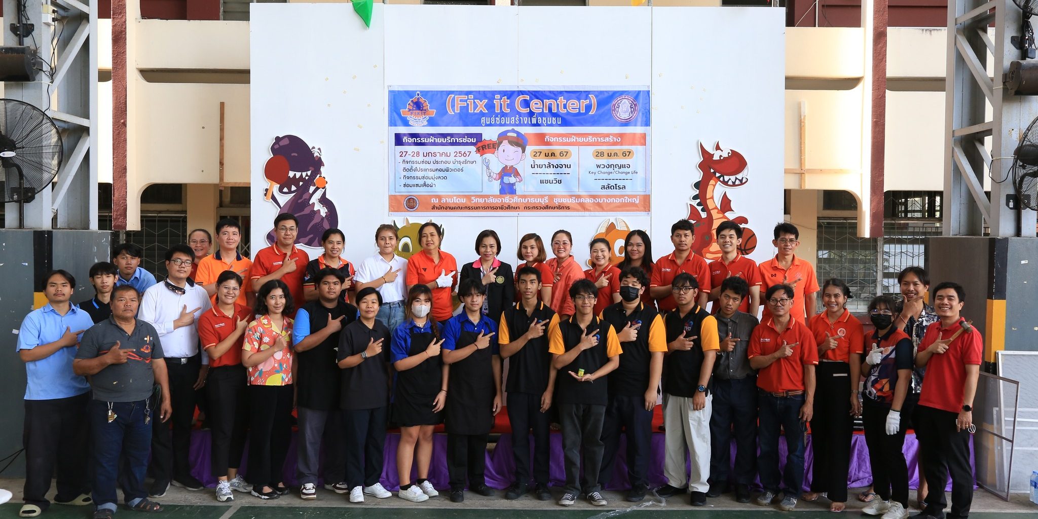 วิทยาลัยอาชีวศึกษาธนบุรี จัดกิจกรรมบริการศูนย์ ซ่อม สร้าง และพัฒนาต่อยอดสินค้าในชุมชน และกิจกรรมสอนสร้างอาชีพการซ่อมมุ้งลวดให้กับผู้ที่สนใจ และมีบริการอื่นๆ อีกมากมาย