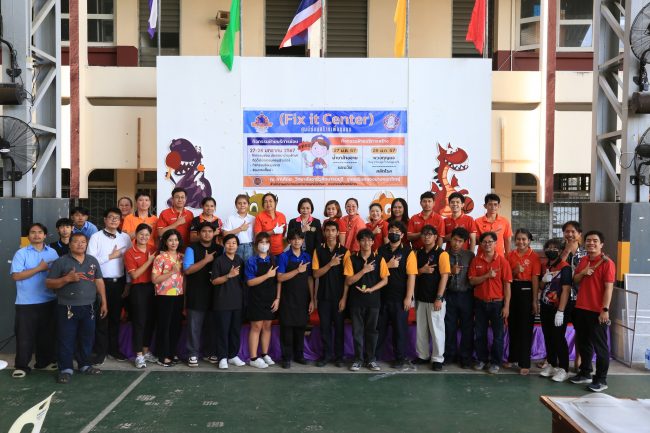 วิทยาลัยอาชีวศึกษาธนบุรี จัดกิจกรรมบริการศูนย์ ซ่อม สร้าง และพัฒนาต่อยอดสินค้าในชุมชน และกิจกรรมสอนสร้างอาชีพการซ่อมมุ้งลวดให้กับผู้ที่สนใจ และมีบริการอื่นๆ อีกมากมาย