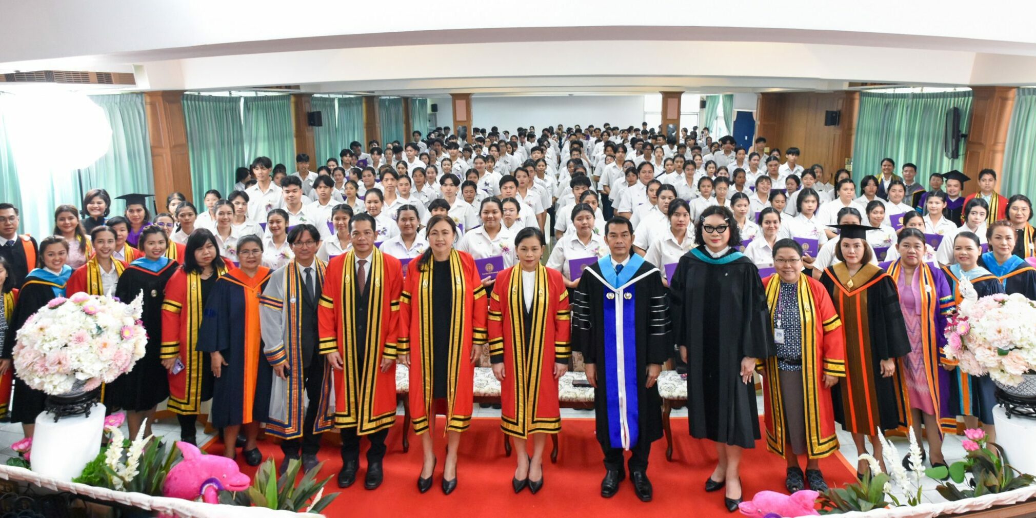 วิทยาลัยอาชีวศึกษาธนบุรี นำโดยผู้อำนวยการ ดร.กฤติญา หวังหอม ได้จัดพิธีมอบประกาศนียบัตรผู้สำเร็จการศึกษาประจำปีการศึกษา 2566 ในวันศุกร์ที่ 29 มีนาคม 2567 ณ ห้องประชุมอินทนิล อาคาร 5 วิทยาลัยอาชีวศึกษาธนบุรี